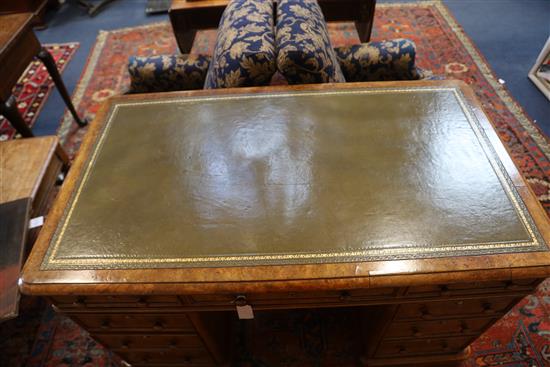 A Victorian walnut pedestal desk, W.4ft D.2ft 4in. H.2ft 6in.